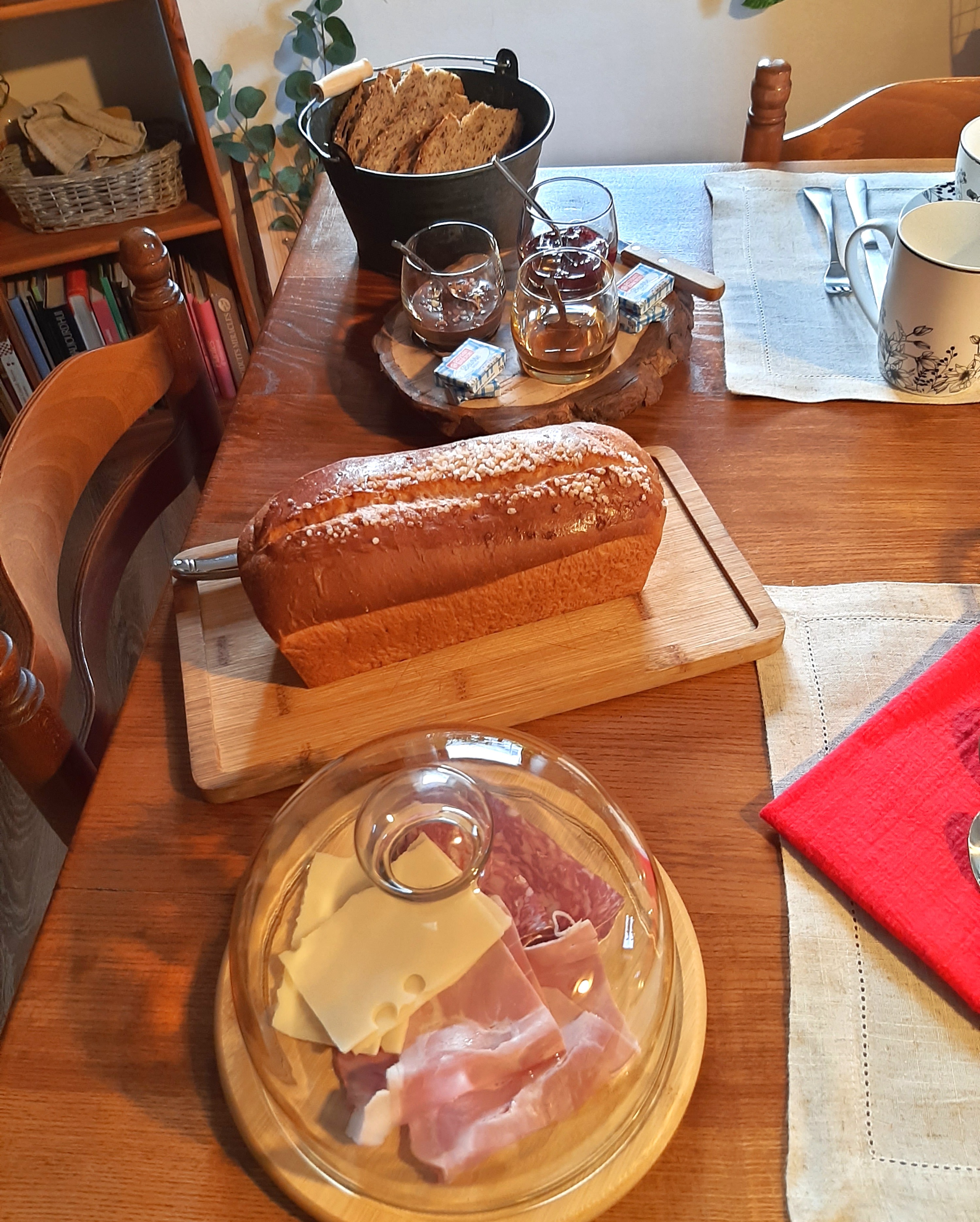 Petit déjeuner gourmand sucré/ salé - Chambre d’hôtes La Pimprenelle : repos et nature – Vosges