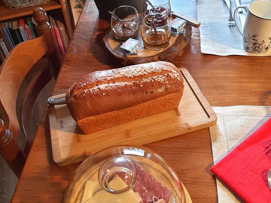 Petit déjeuner gourmand sucré/ salé - Chambre d’hôtes La Pimprenelle : repos et nature – Vosges