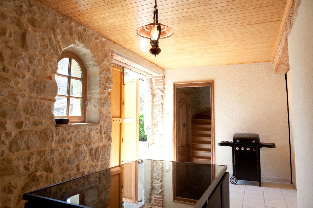 loggia avec salon de jardin et BBQ