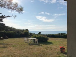 La vue sur la mer et le jardin depuis la maison