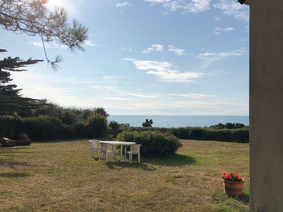 La vue sur la mer et le jardin depuis la maison