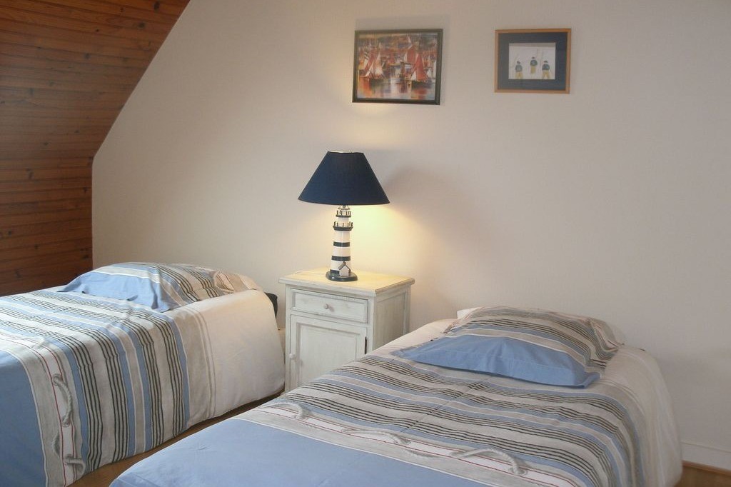 Chambre avec 2 lits 90