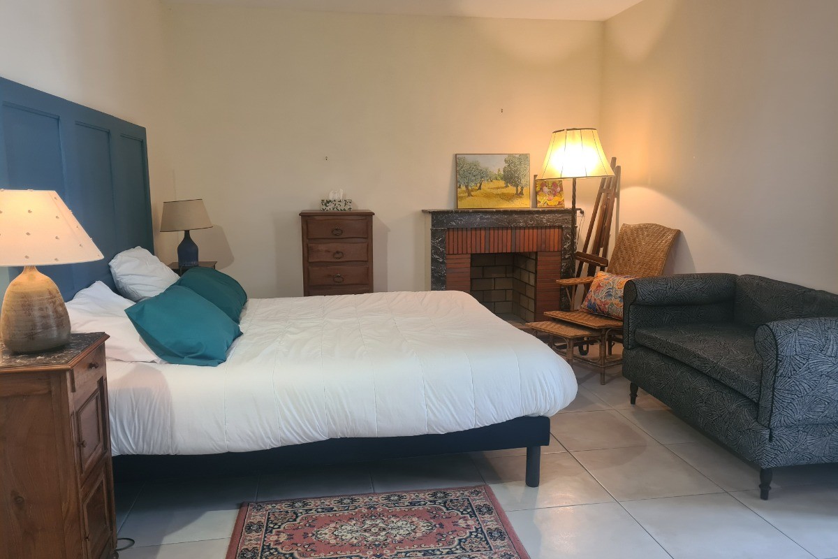 Grande chambre parentale avec salle de bain privée au rez de chaussée dans notre Maison familiale Atout Vent pour 8 personnes, près de Mortagne sur gironde et Talmont sur Gironde en Charente maritime