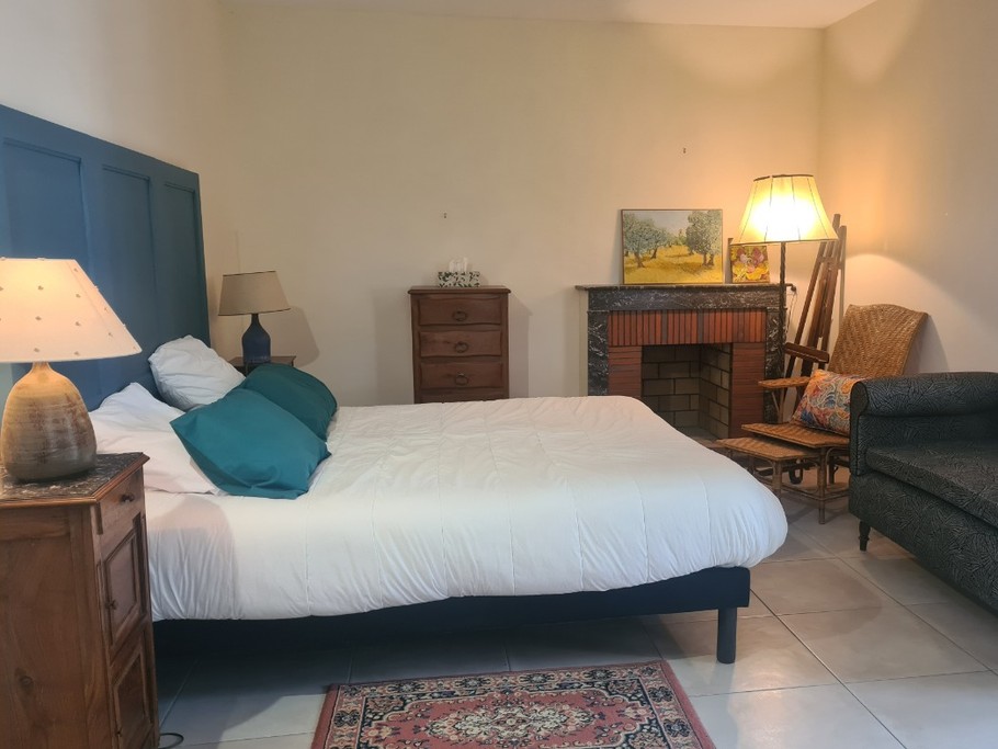 Grande chambre parentale avec salle de bain privée au rez de chaussée dans notre Maison familiale Atout Vent pour 8 personnes, près de Mortagne sur gironde et Talmont sur Gironde en Charente maritime