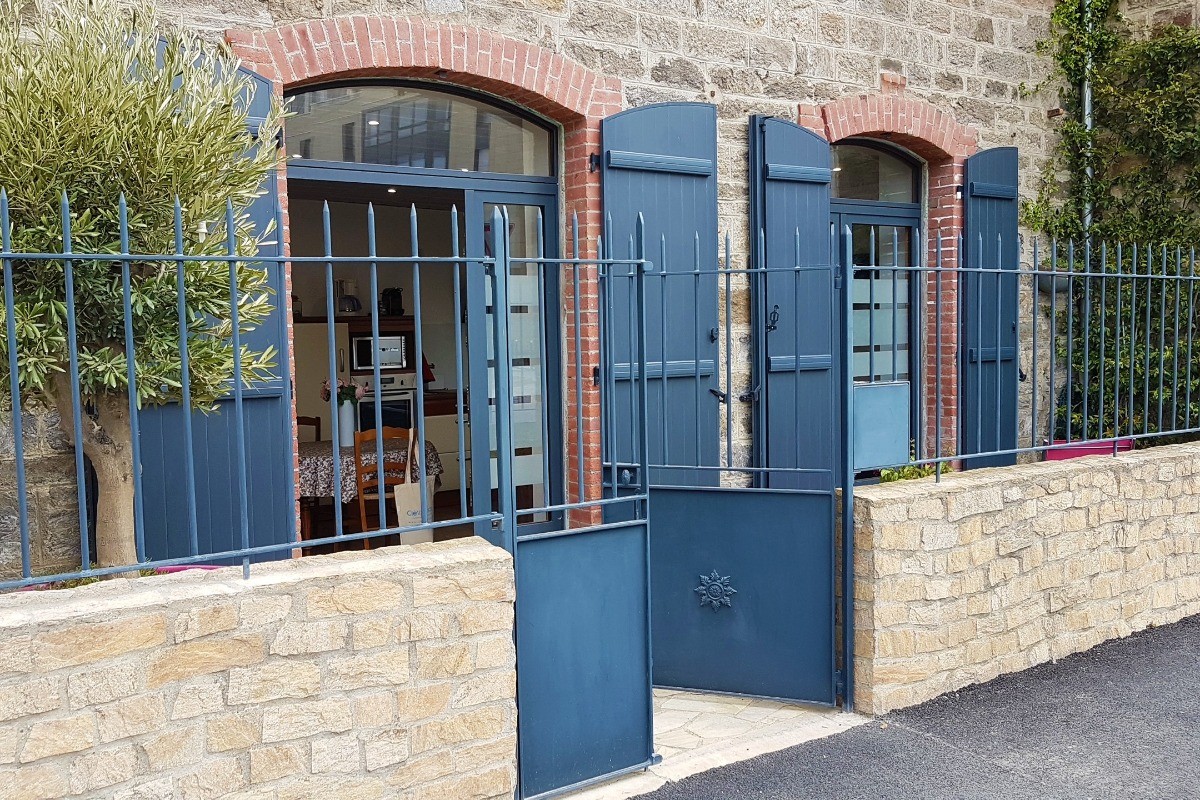 Appartement de plain pied en rez-de-chaussée, avec cour de 12m². Belle façade début 20e siècle.
Crédits photos :  Clévacances 35