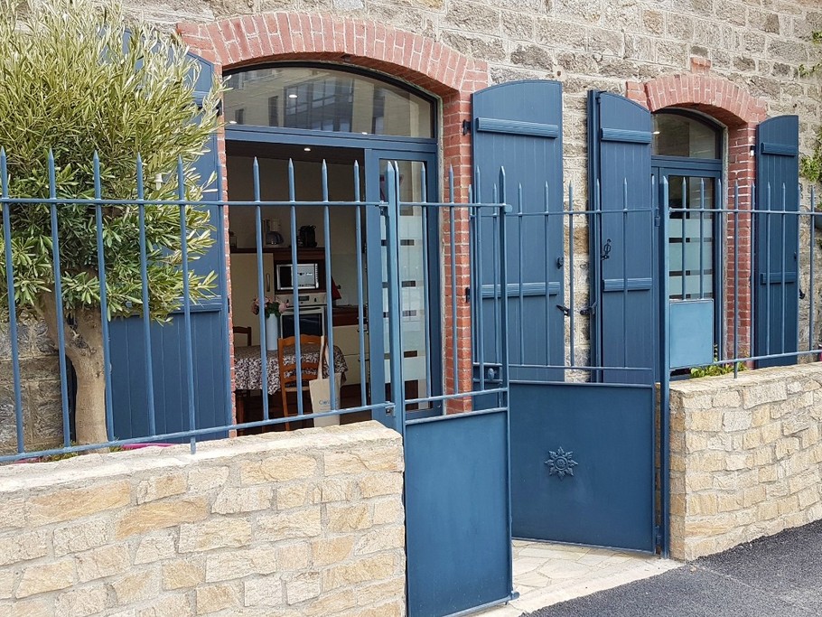 Appartement de plain pied en rez-de-chaussée, avec cour de 12m². Belle façade début 20e siècle.
Crédits photos :  Clévacances 35