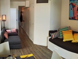 Séjour et coin salon avec vue mer. Au fond à droite, la sale d'eau. Au fond à gauche, la cuisine.