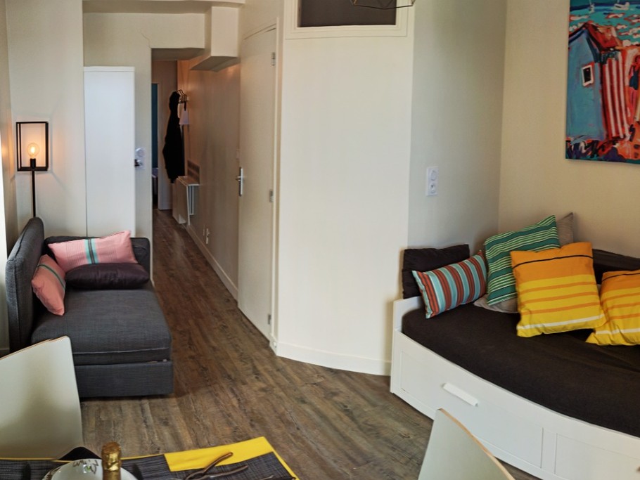 Séjour et coin salon avec vue mer. Au fond à droite, la sale d'eau. Au fond à gauche, la cuisine.