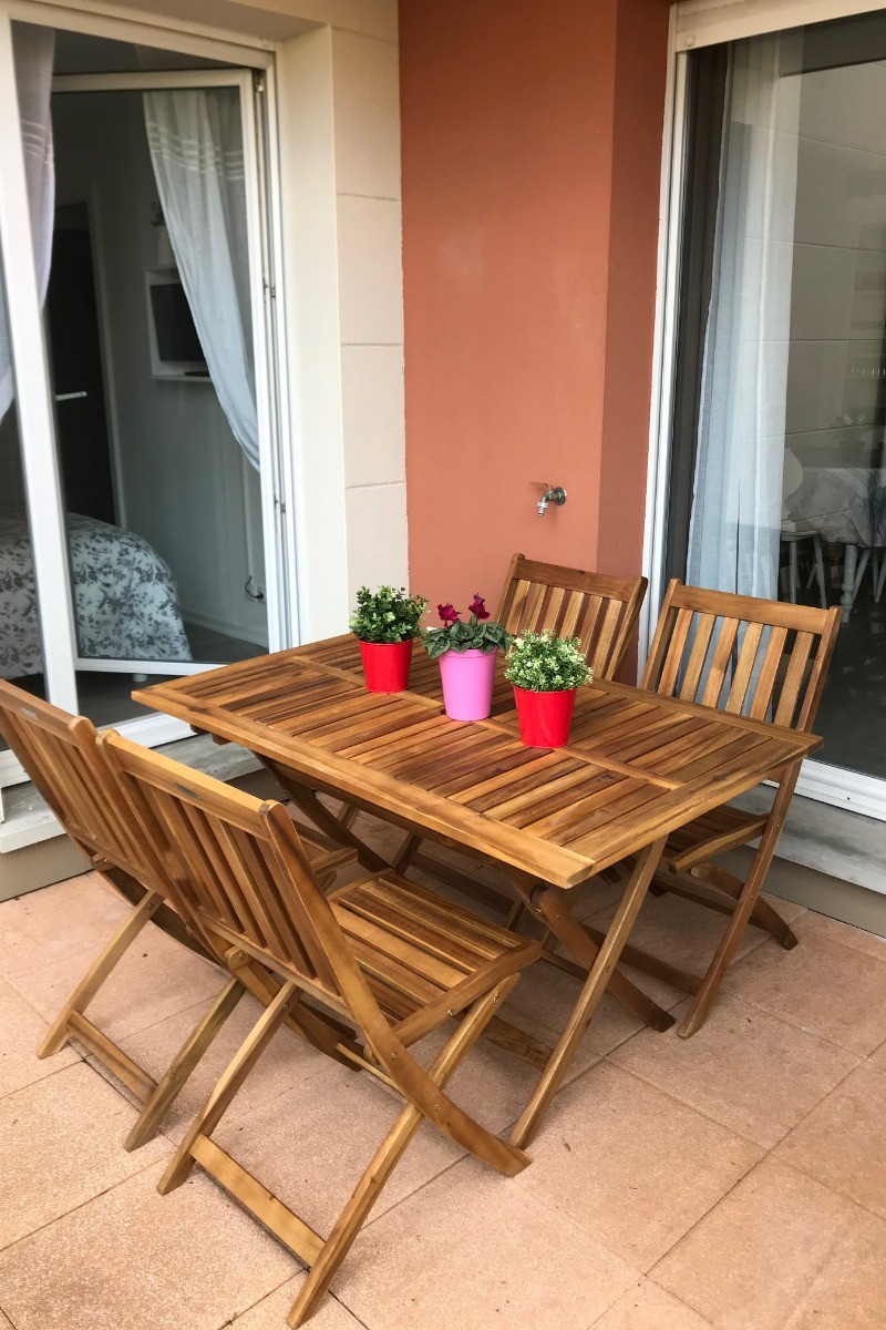 Terrasse fleurie en été