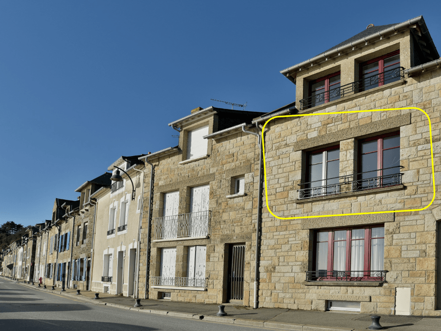 Façade de l'appartement l'Ostra 1, situé en front de mer sur le Port de la Houle à Cancale.