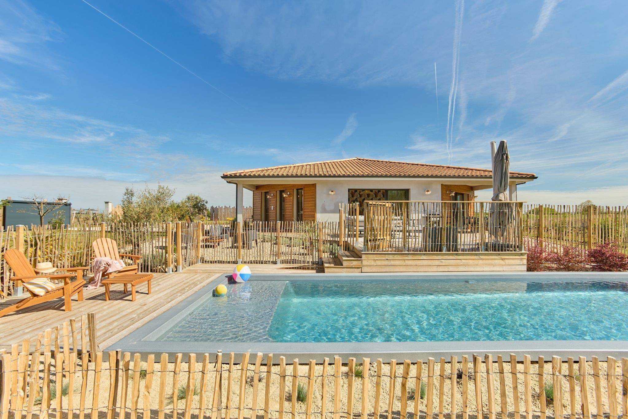 The 3-star Domaine des Sables with heated, secure swimming pool in Cérons, Gironde, surrounded by vineyards