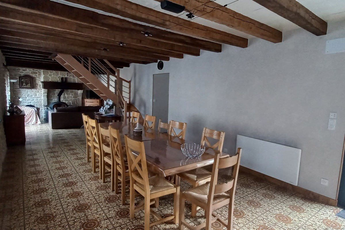 salle à manger avec vue sur la terrasse