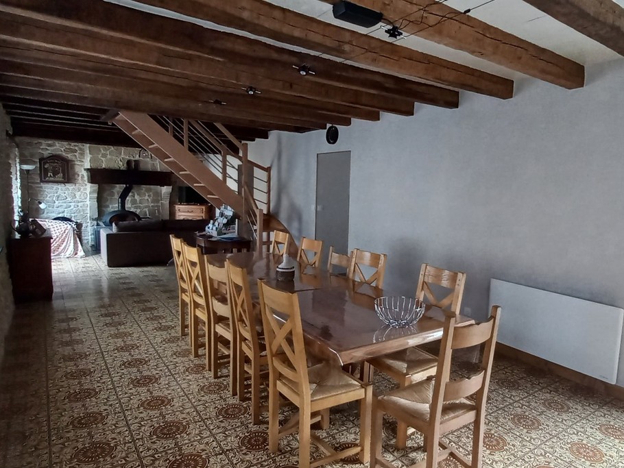 salle à manger avec vue sur la terrasse