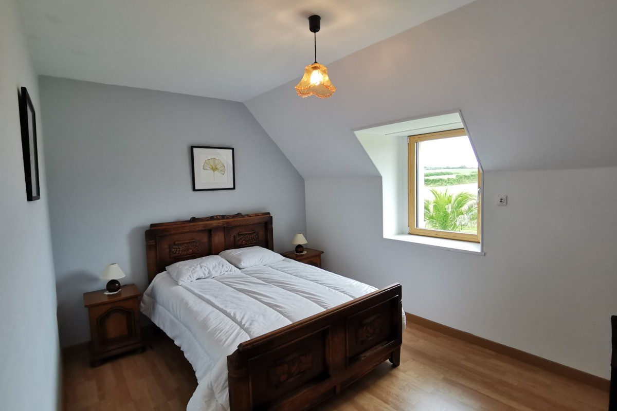 chambre n°2 à l'étage avec un lit de 140