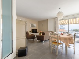 Vue du séjour et salon en entrant dans la maison