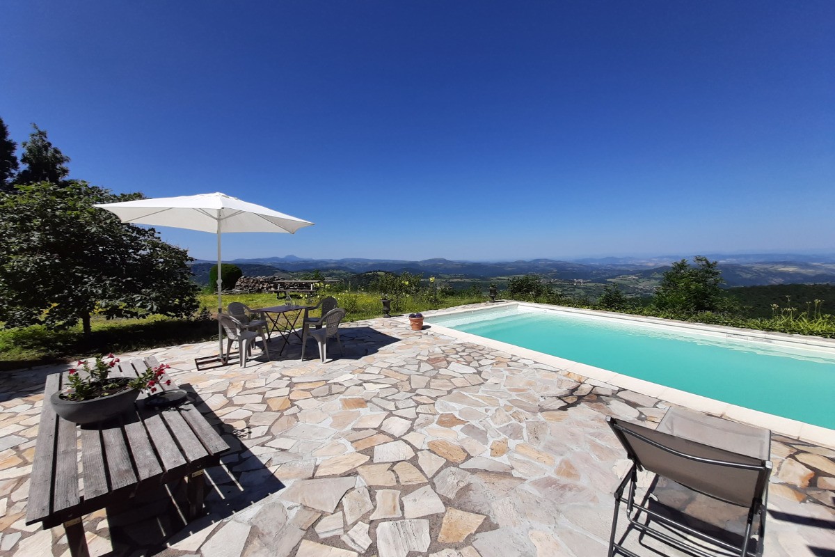 Jardin clos avec piscine partagée
