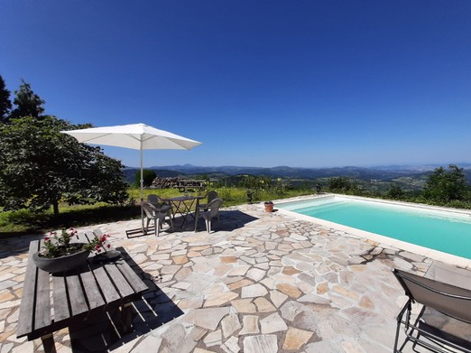 Jardin clos avec piscine partagée