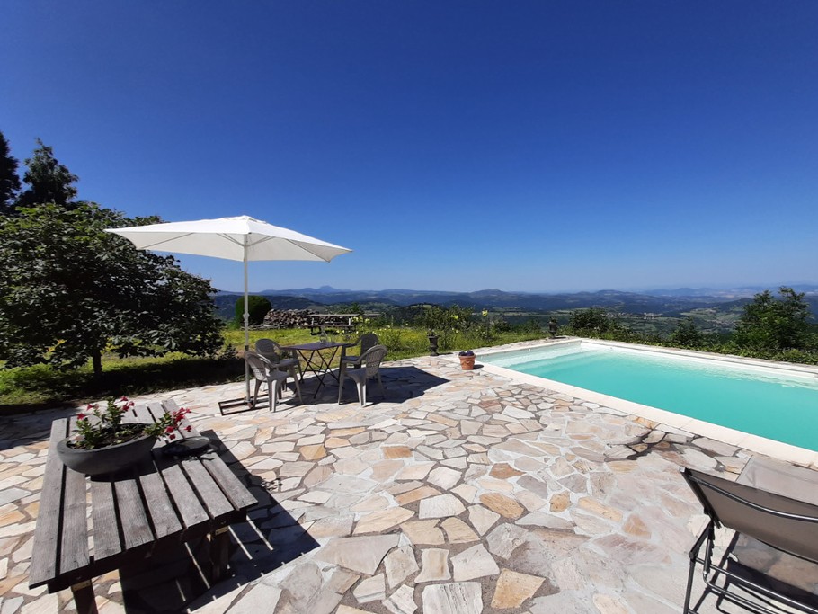 Jardin clos avec piscine partagée
