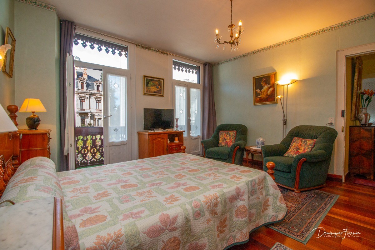 La chambre à un accès au balcon