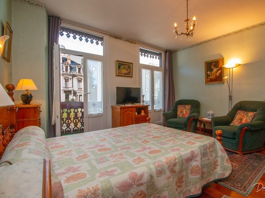 La chambre à un accès au balcon