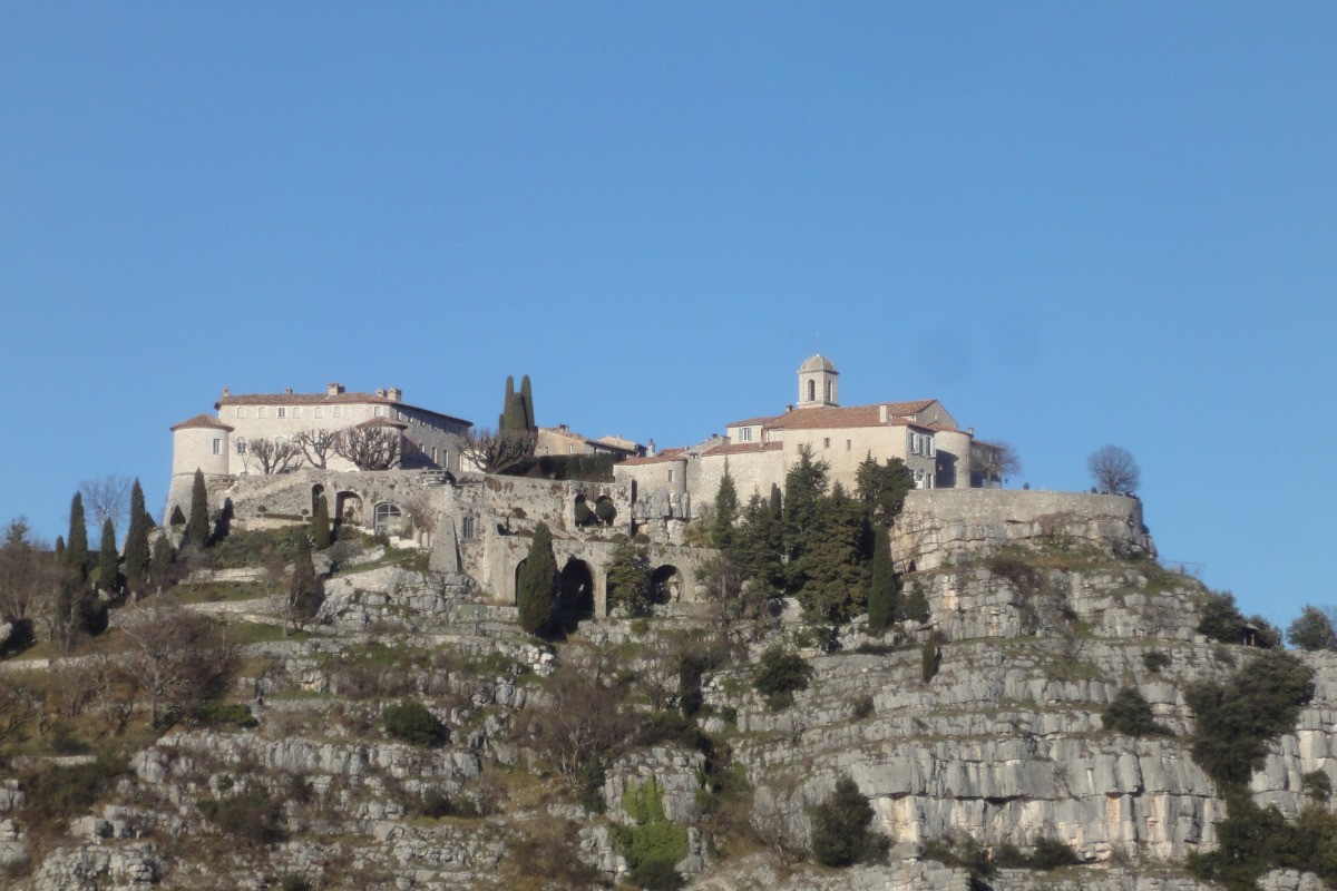 Gourdon classé PLUS BEAU VILLAGE DE FRANCE A 15MN DE NOS GITES ainsi que de nombreux villages provencaux : Tourrettes sur Loup 15mn, Saint Paul de Vence a 20mn, Cabris 20mn, Mouans sartoux 20mn, Vallauris 30mn, Biot 30mn, Valbonne 15mn...