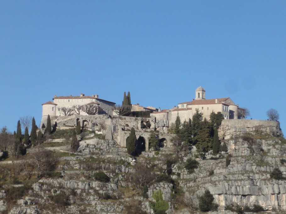 Gourdon classé PLUS BEAU VILLAGE DE FRANCE A 15MN DE NOS GITES ainsi que de nombreux villages provencaux : Tourrettes sur Loup 15mn, Saint Paul de Vence a 20mn, Cabris 20mn, Mouans sartoux 20mn, Vallauris 30mn, Biot 30mn, Valbonne 15mn...