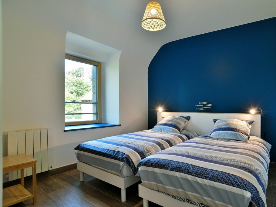 Chambre pour 2 personnes (2 lits de 90 x 190 cm), avec large dressing.