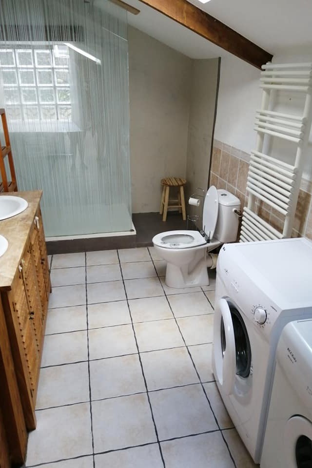 salle d'eau  avec double vasques, avec machine à laver et sèche linge