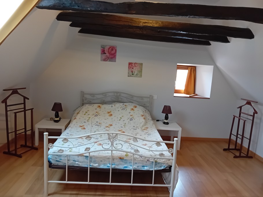 Chambre spacieuse avec lits confortables, idéale pour une famille ou un petit groupe