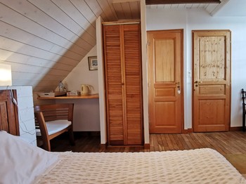 Chambre Roi gradlon avec bureau et salle d'eau-wc communicants