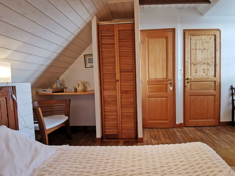 Chambre Roi gradlon avec bureau et salle d'eau-wc communicants