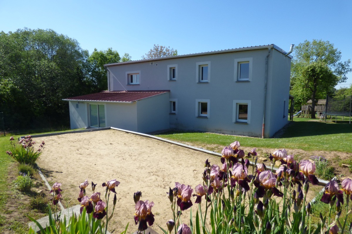 Terrain de pétanque à l'arrière
