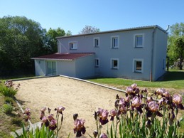 Terrain de pétanque à l'arrière