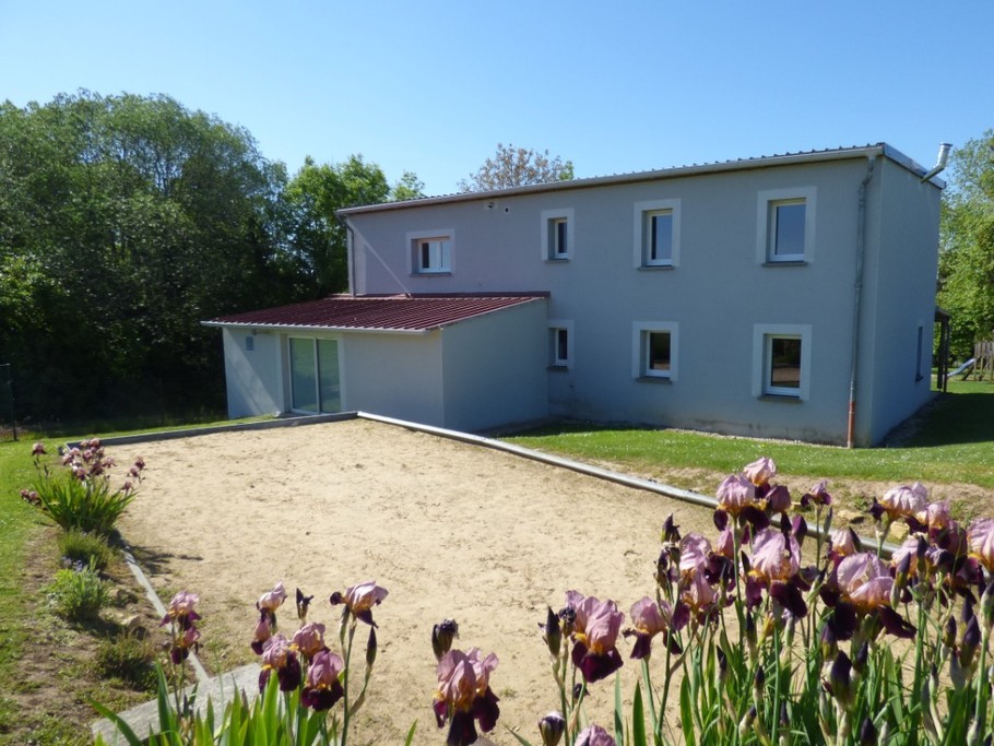 Terrain de pétanque à l'arrière