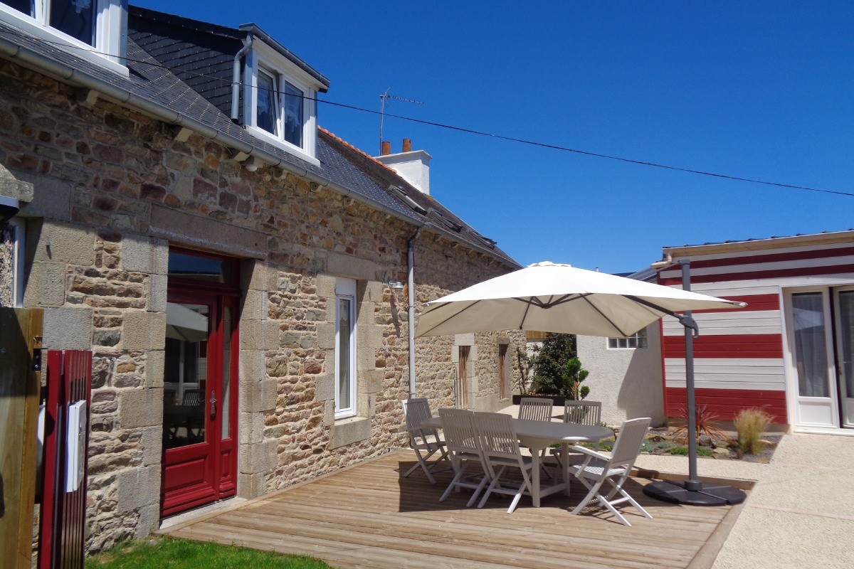 terrasse exposée sud ( la dépendance bardée blanche et rouge n'est pas habitable)