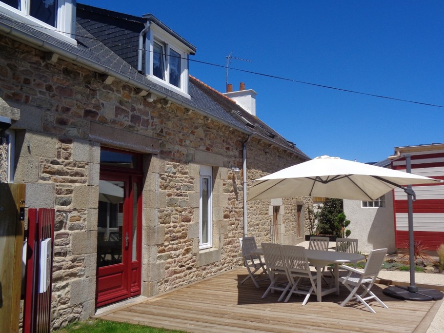 terrasse exposée sud ( la dépendance bardée blanche et rouge n'est pas habitable)