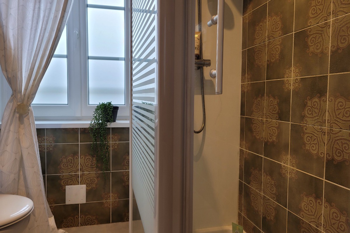 Salle de bain - LE MILIN DU, DE 4 A 5 PERSONNES - AU COEUR VILLAGE DE GOUAREC ENTRE LE MORBIHAN ET LES CÔTES D'ARMOR - BRETAGNE -