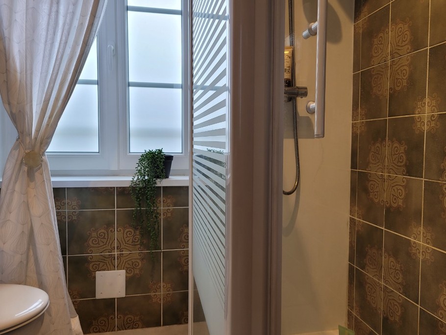 Salle de bain - LE MILIN DU, DE 4 A 5 PERSONNES - AU COEUR VILLAGE DE GOUAREC ENTRE LE MORBIHAN ET LES CÔTES D'ARMOR - BRETAGNE -