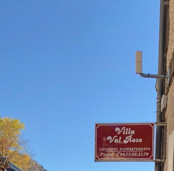 Notre enseigne: promis, on vous commande le même ciel bleu pour vous recevoir !