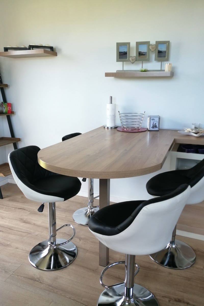 Coin repas avec ses nouveaux fauteuils confortables
