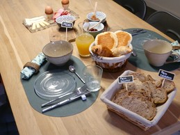 Petit-déjeuner servis dans la pièce à vivre, ou bien en terrasse l'été.