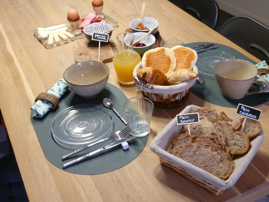 Petit-déjeuner servis dans la pièce à vivre, ou bien en terrasse l'été.