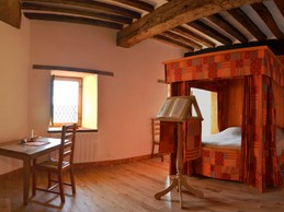 Grande chambre au 1er étage avec un lit à baldaquin 160x200 cm, agréable bureau et rangements.