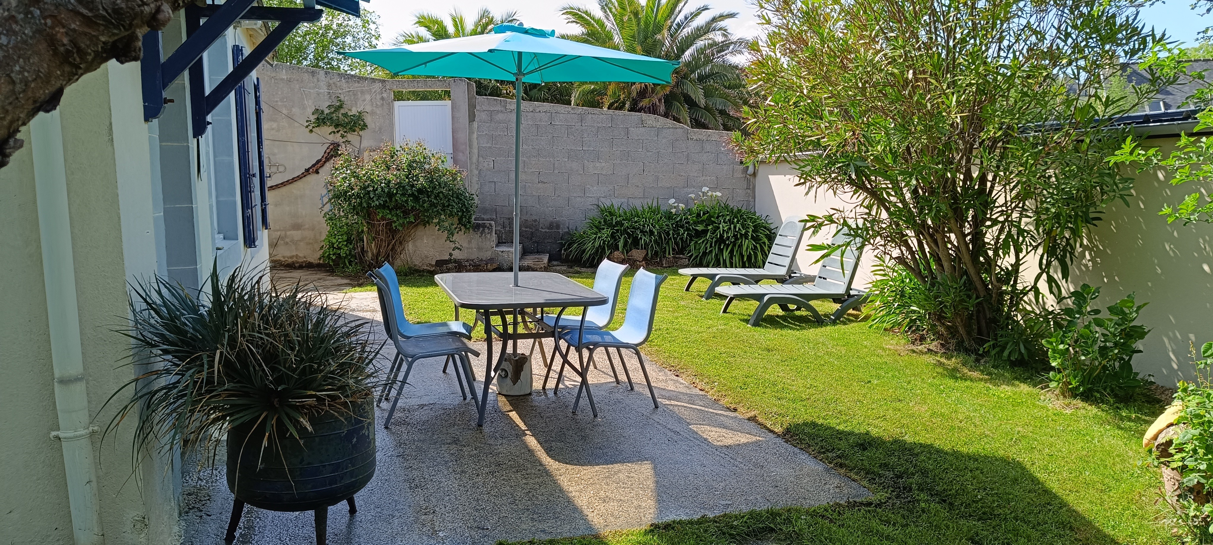 salon de jardin et bain de soleil
