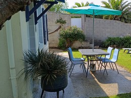 salon de jardin et bain de soleil