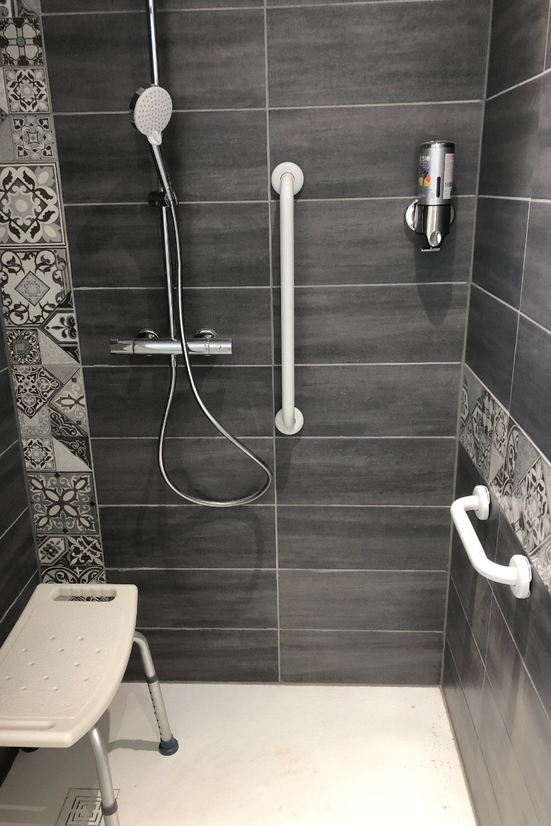 Salle de bain douche PMR - Gites La Source du Rey