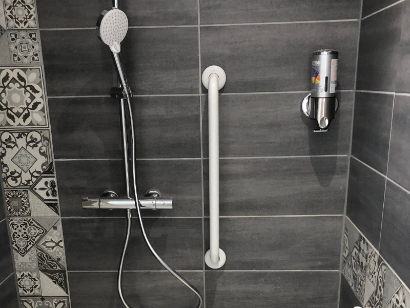 Salle de bain douche PMR - Gites La Source du Rey