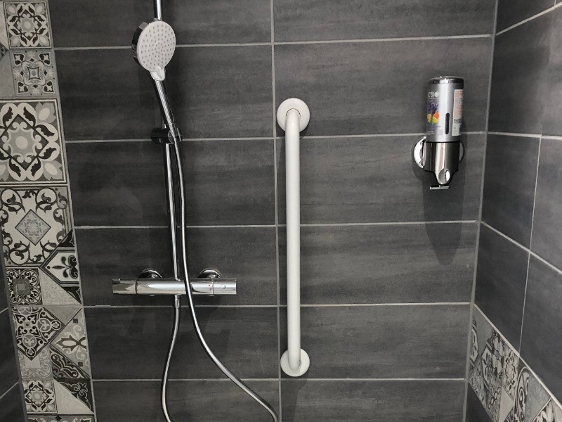 Salle de bain douche PMR - Gites La Source du Rey