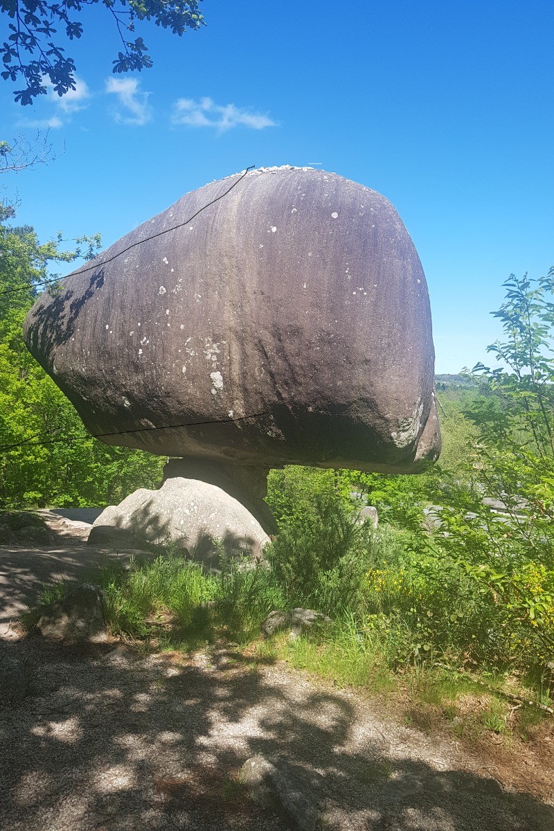 A 2 km, admirerez les rochers insolites du Sidobre. Ici, la Peyro Clabado.