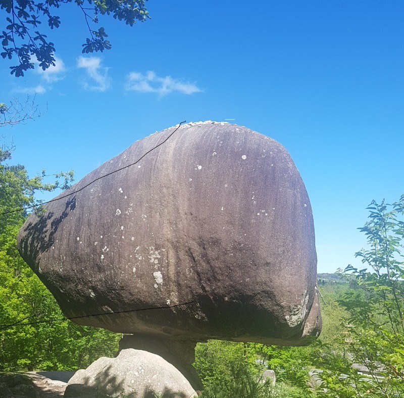 A 2 km, admirerez les rochers insolites du Sidobre. Ici, la Peyro Clabado.